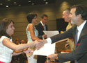 Subinspectores promoción 2007 recibiendo sus diplomas.