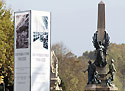 Monolito paseo central Barcelona con cartel anunciador exposición